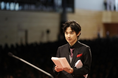 １部で大学院の新入生を代表して宣誓する福西さん
