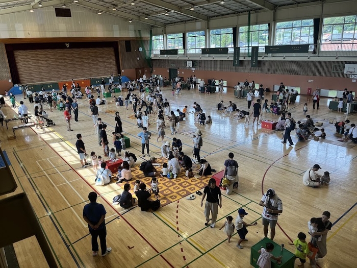 熊毛体育センターで開催。たくさんの親子が参加してくれました。