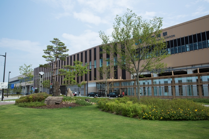 オリジナル堆肥を納めキレイな駅前緑地