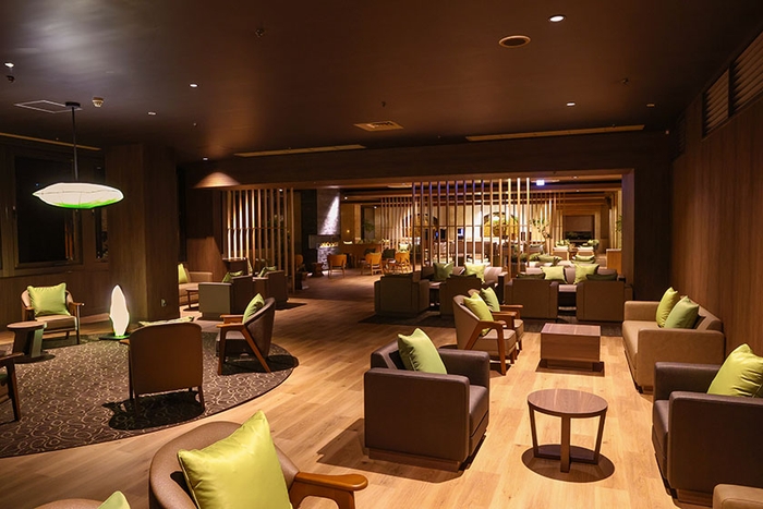「大江戸温泉物語Premium 鬼怒川観光ホテル(栃木県)」のプレミアムラウンジ。自然豊かな森をテーマにした落ち着いた空間で、ちょっと贅沢な時間をお楽しみください。