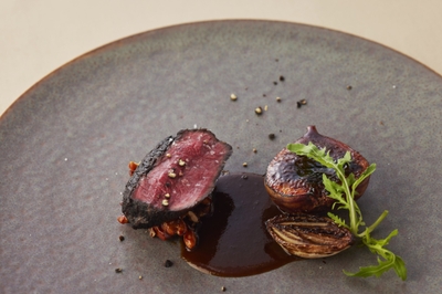 ▲肉料理「南あわじ産 鹿肉の薪火焼き 無花果とマルサラ」