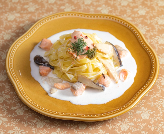 信州サーモンとアワビ茸の柚子香るクリームソースフェットチーネ 単品¥1,520