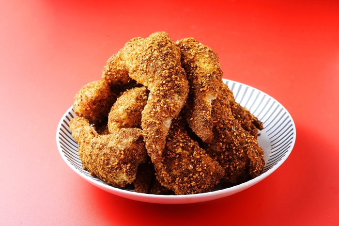 黒七味のブラックホットチキン 230円(自家製のブラックスパイスをまぶしたやみつきになる手羽先)