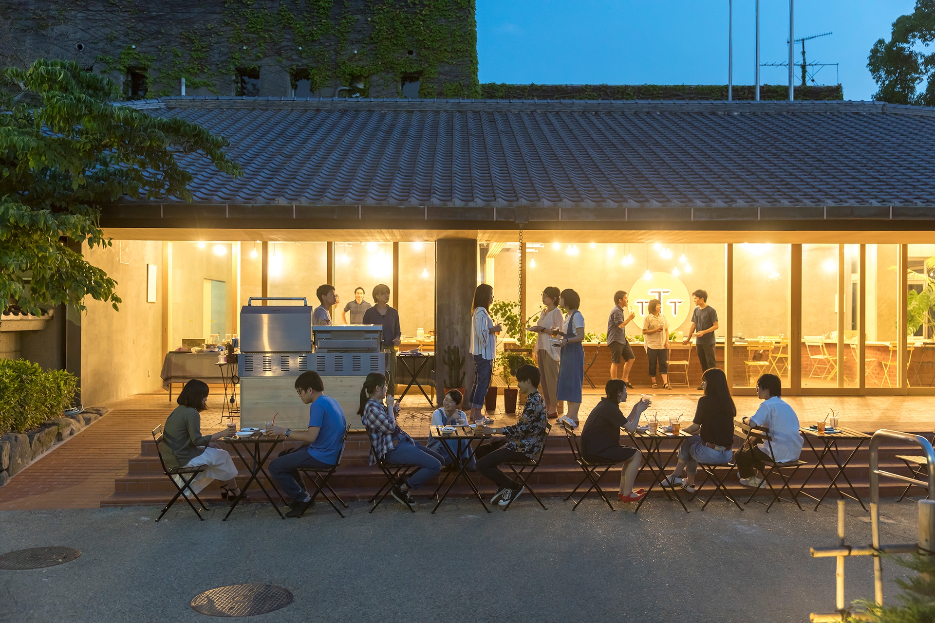 【BBQ&Co】夜の明石公園で6月1日(木)~8月31日(木)、ビアガーデン!店内にDJブースを設置して素敵な夜を演出!