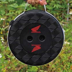 鈴鹿サーキットに500個限定生産の『Honda ウイングマーク 折り畳みスツール』が登場！ （2025年5月～）