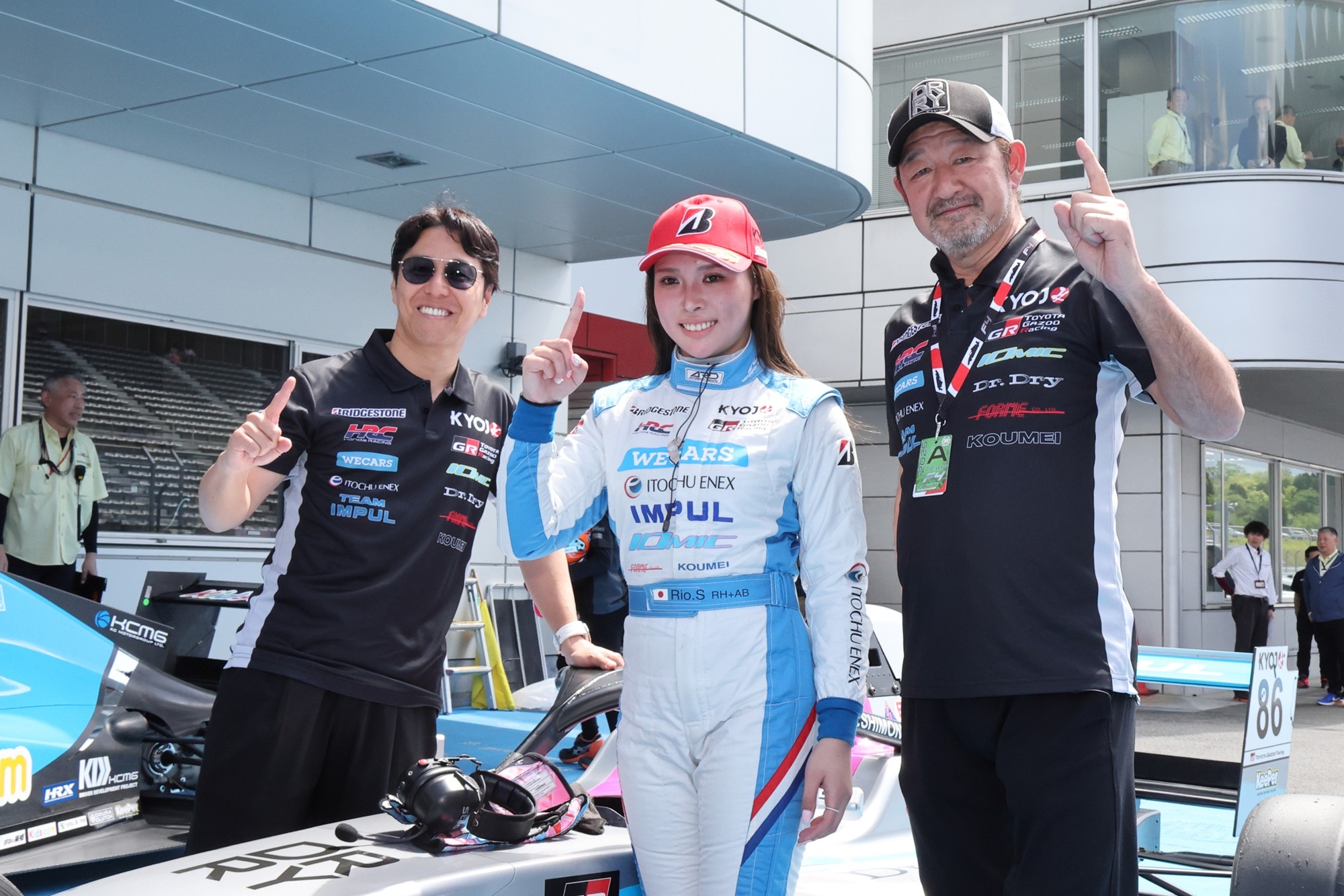 左から星野一樹総監督、#86 下野璃央、大阪八郎監督