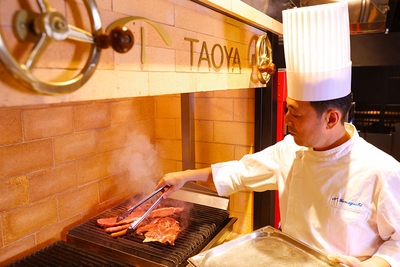 ライブキッチンに薪グリルを備えるのはTAOYA那須塩原だけ。強火で肉の表面に焼き目を付け、遠火で中までじっくり火を通すグリル料理をお楽しみいただけます。