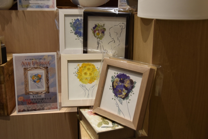 Art Flower(シンプルなイラストと色鮮やかな押し花で、彩のある空間を演出します)
