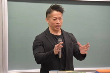 【名城大学】ボディービルダー「バズーカ岡田」で知られる日本体育大学の岡田隆教授が薬学部で講義