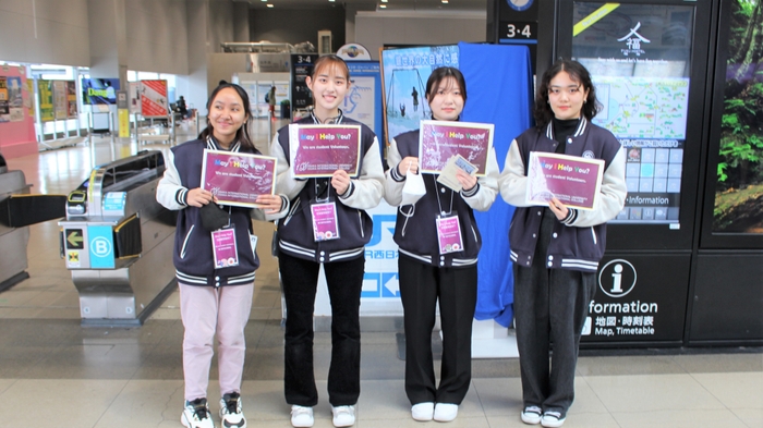 関西空港ボランティアで多言語のプラカードを持ちアテンド