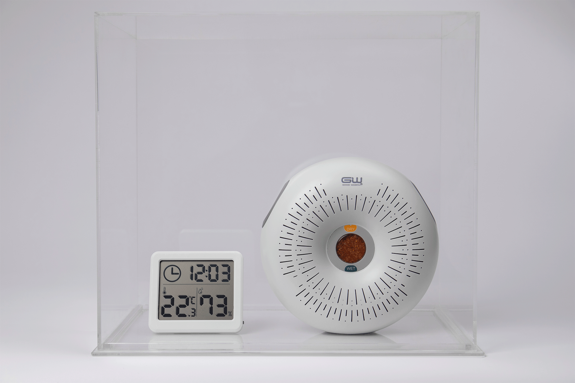 吸湿力テストを行い、20Lのスペースで12:00〜17:00の約5時間、湿度が75%から42%に下がりました。(室温22℃環境下)