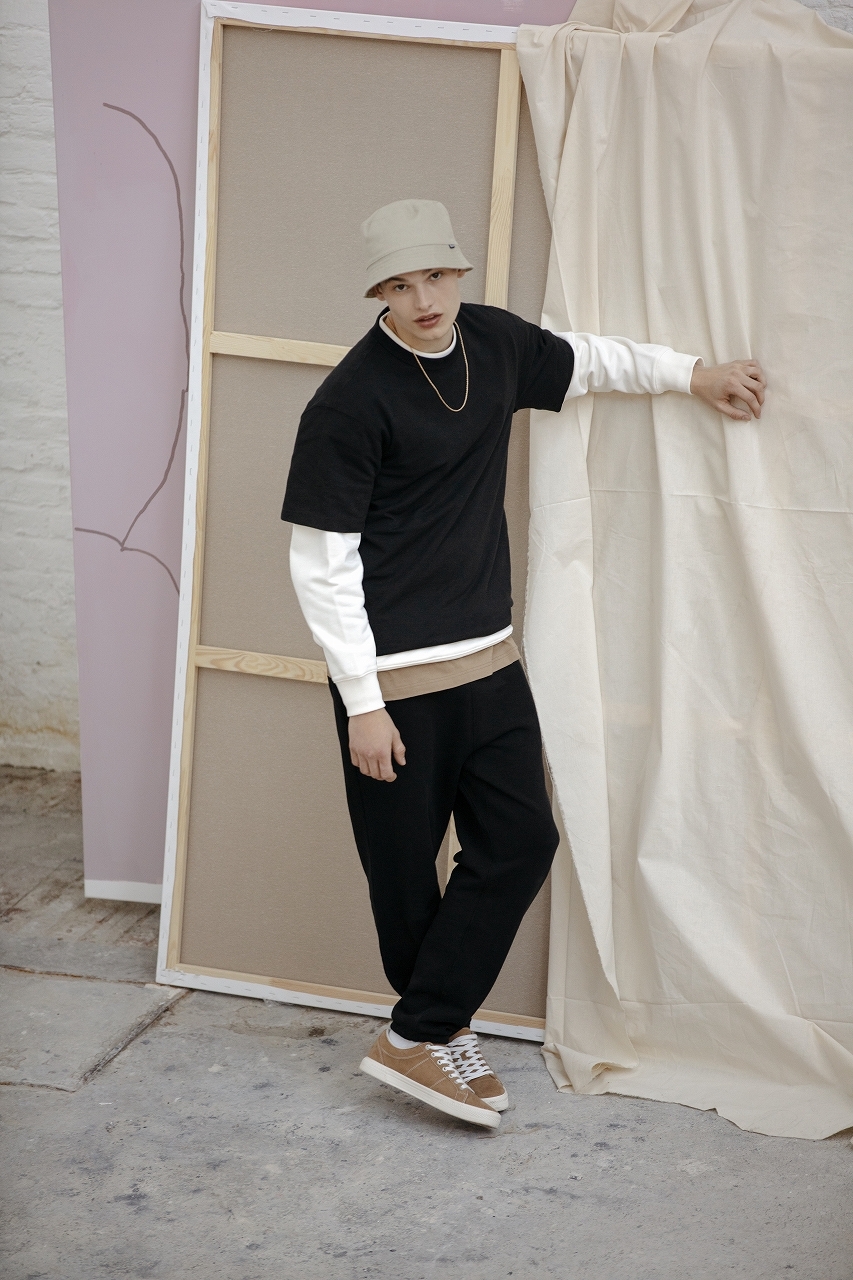 Tシャツ¥1,799 中に着たロングスリーブTシャツ¥1,799 スウェットジョガーパンツ¥3,999