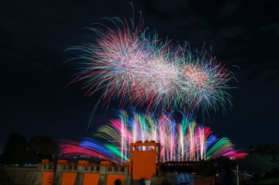 赤水門と鮮やかな花火の景色（昨年度）