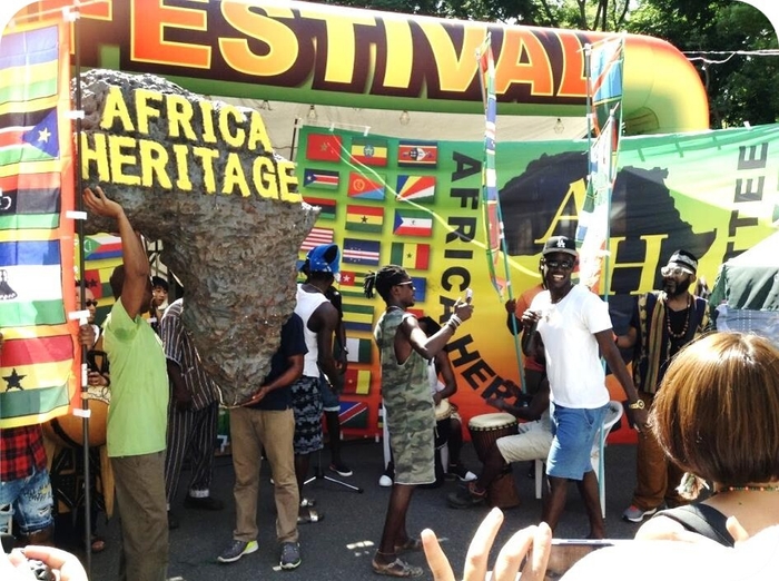 アフリカ大陸のオブジェで記念撮影