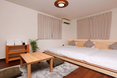 50型テレビを備えたゆったりとした寝室．