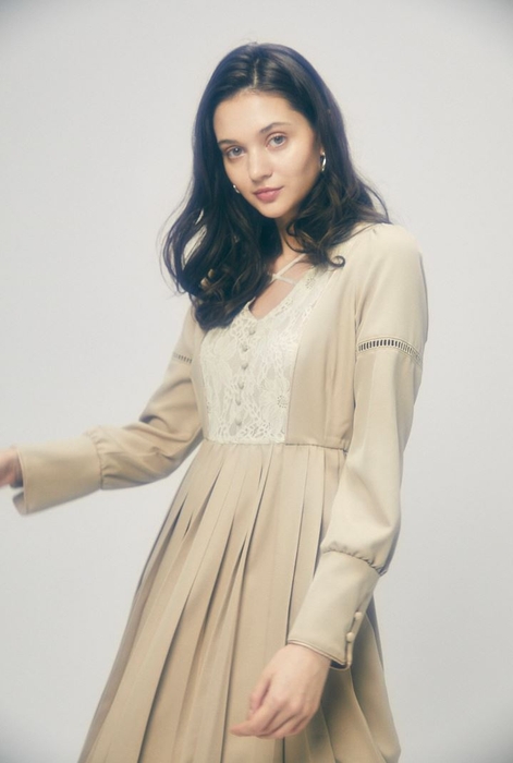 THE CROSS RIBBON PLEATS DRESS ¥ 21,450 (税込)