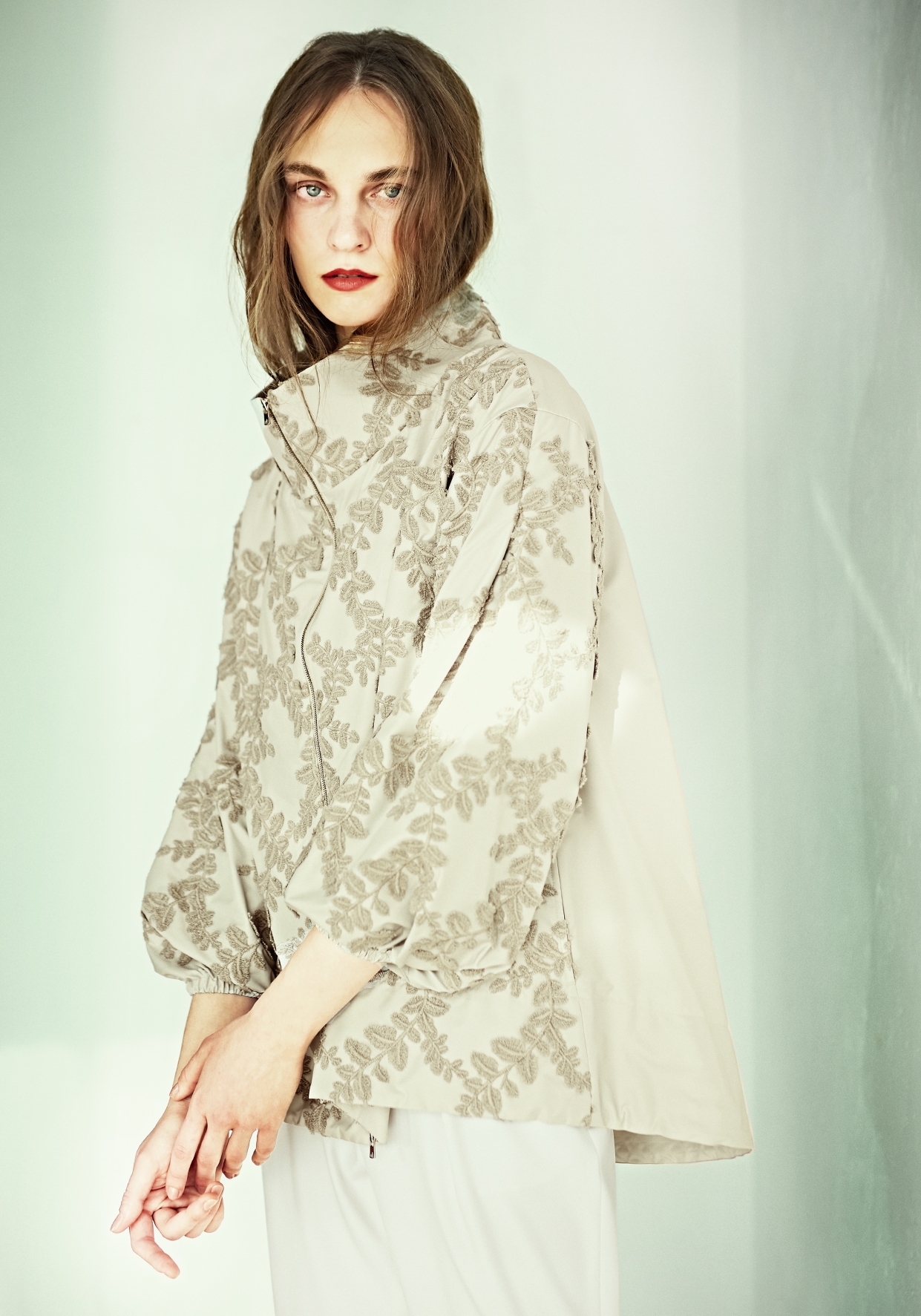 自然を愛する心をファッションに！アルチザンのリーフ柄刺繍ブルゾン