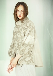 自然を愛する心をファッションに！アルチザンのリーフ柄刺繍ブルゾン