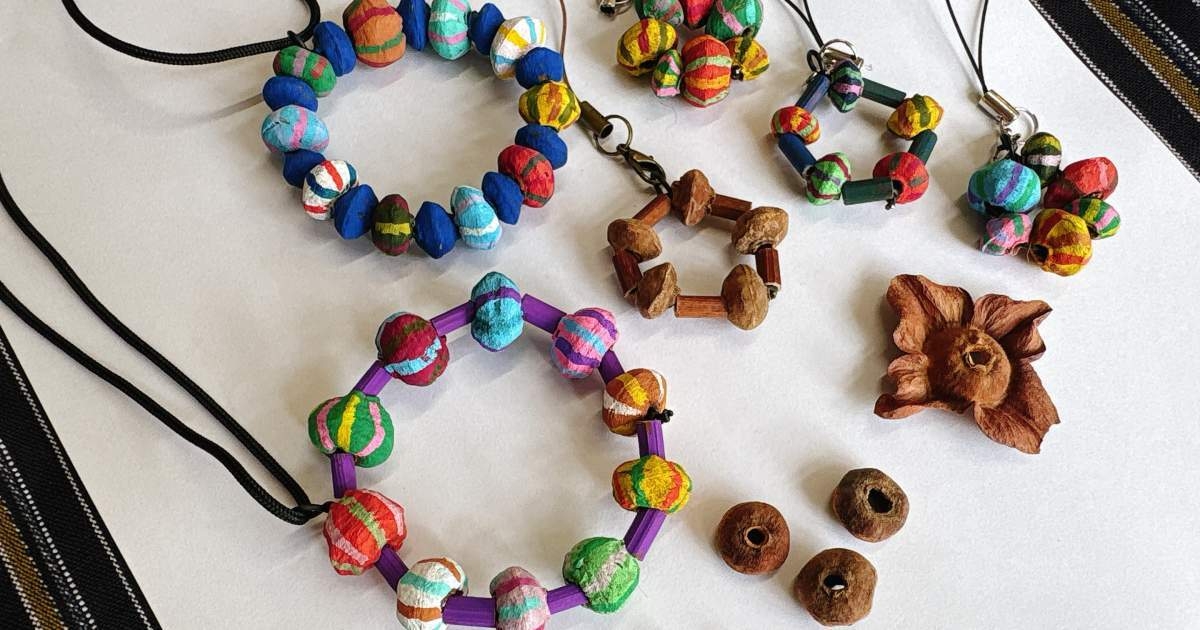 自然素材で楽しむ!柿のヘタとイタドリを使った手作りアクセサリー体験