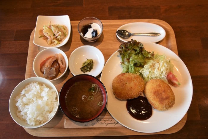 ボリューム満点のコロッケ定食