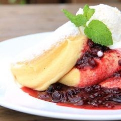 濃厚チーズムースパンケーキ ベリーソースがけ