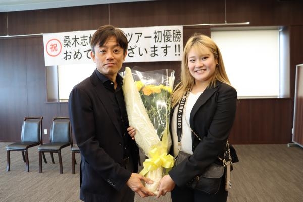 加計理事長(左)から花束を受け取る桑木選手