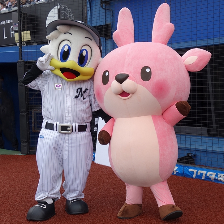 千葉ロッテマリーンズのマスコット「マーくん」とイワシカちゃん(2022年撮影)