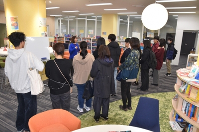 キャンパスツアーでグローバルプラザへ