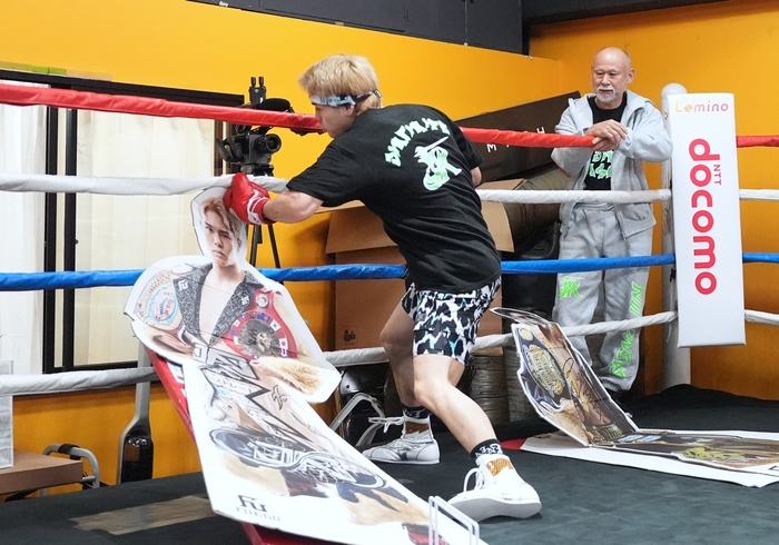 佐々木尽選手 世界戦前に等身大パネルでパフォーマンス(提供:八王子中屋ジム)