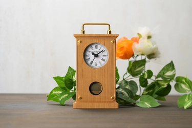 コンパクトなサイズ感の振り子付き置時計「Smaclo（スモクロ）」3月10日（月）より数量限定・お試し販売中