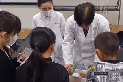 実験を通してわかりやすく地震の仕組みを教えます