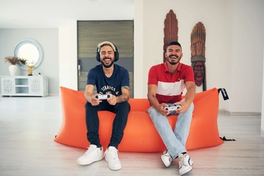 革新的エアソファ「LayTube」が日本で急速に人気拡大！ Makuakeのプロジェクト開始後1週間で50名以上の支援者を獲得 　プロジェクトは絶賛進行中