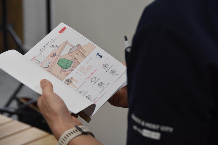 DIY+レシピ集を見る市担当者