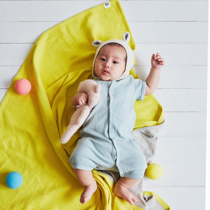 おくるみにしたり、ベビーカーに掛けたり敷きパッドとして使うなど、マルチに活躍するベビーケット(約100×100cm)。 ※モデル4ヶ月