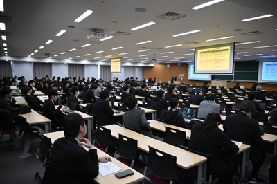 会場を埋め尽くす参加者