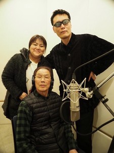 前：岡村恭行、後：左からSIZUKU、GOD