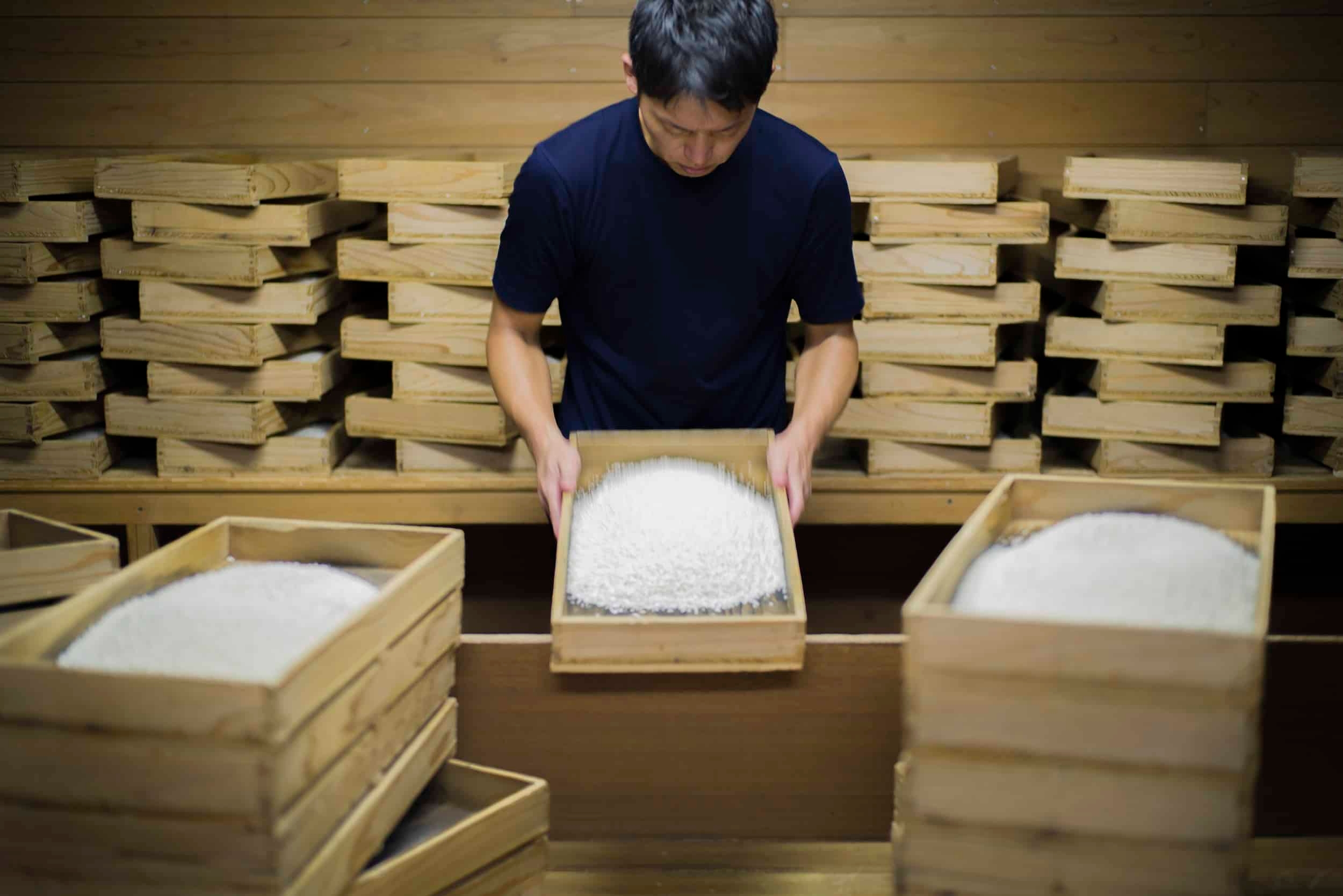 【界 霧島】杜氏のこだわりを知る焼酎の醸造場見学や本格焼酎の飲みくらべもできる、職人・生産者と行うご当地文化体験「手業のひととき」、今年は2つの蔵で開催|2022年6月15日~2月28日