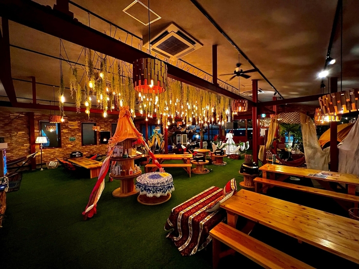 室内なのに外のような不思議な空間。夜はより落ち着いた雰囲気に。