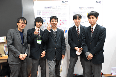 男子トイレの心理学を研究した理大附属高３年の（左から２人目から順番に）小寺さん、川西さん、大西さん、雲岡さん。左端は野田利之教諭