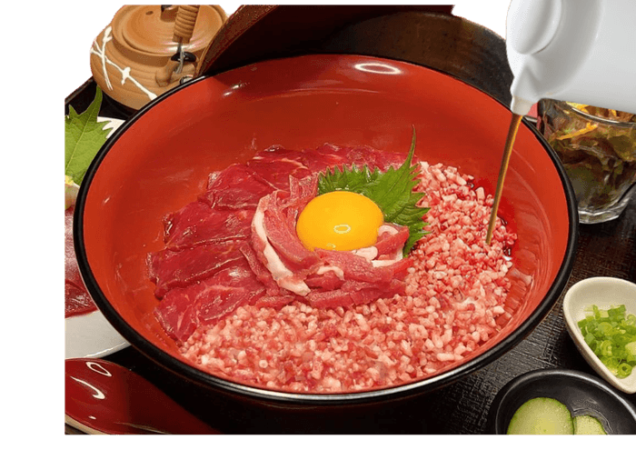 醤油を大トロ馬肉にかけて食す