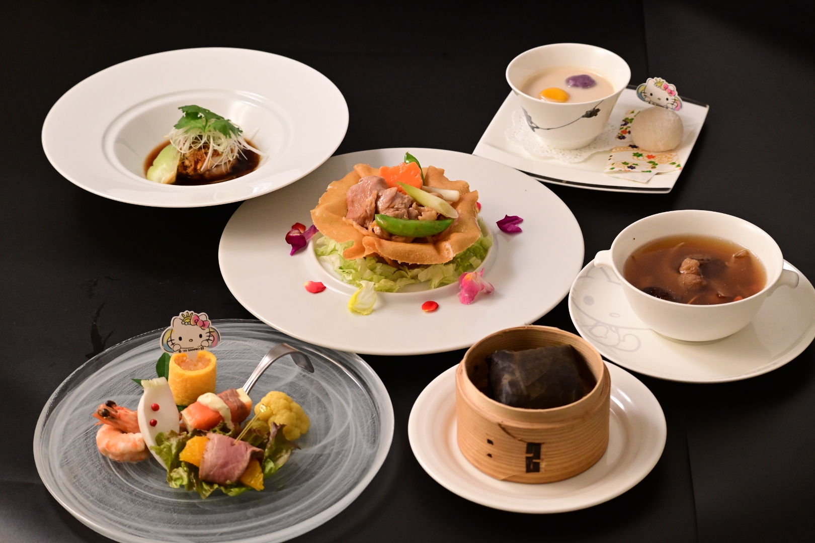 淡路牛や淡路ブランドえびすもち豚等を使用した新メニューが登場! HELLO KITTY SMILE“レストラン玉手箱”『5周年冬季限定コース』 12月1日より開始!