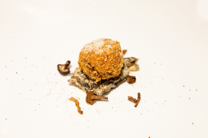 普段とんかつでは使用されないウデなどの”余りやすい部位”をミンチにし、ラザニア仕立てにした上でカツにした「ラザカツ」。