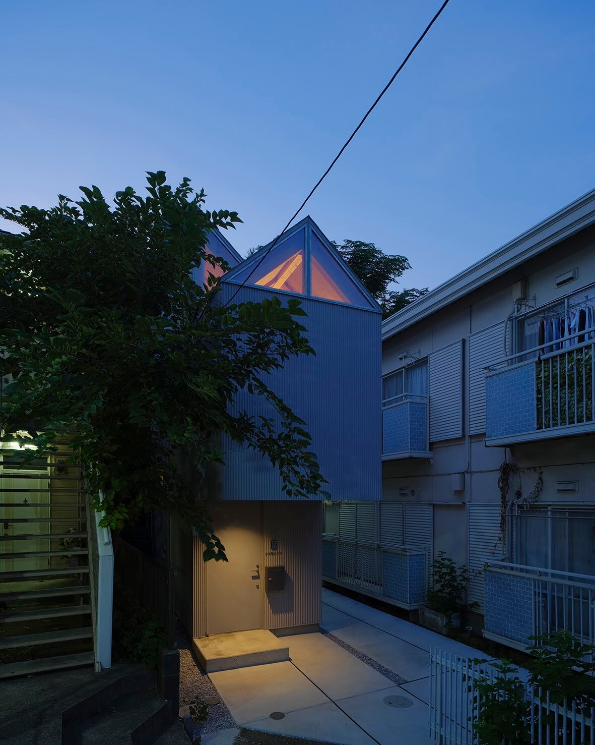 外観・夜(写真:鳥村鋼一)