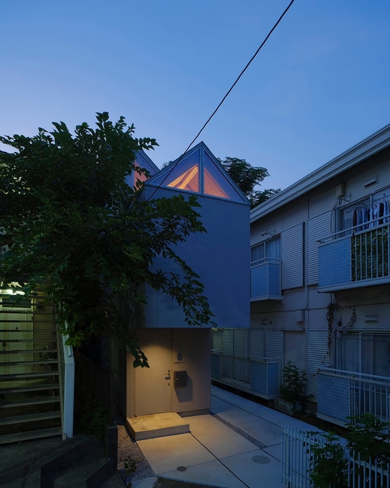 外観・夜(写真:鳥村鋼一)