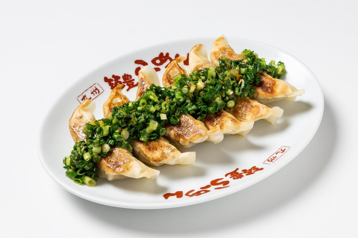 特製の「ねぎ塩レモンダレ」たっぷりの『ねぎ塩レモン餃子』(標準価格:490円(税込))