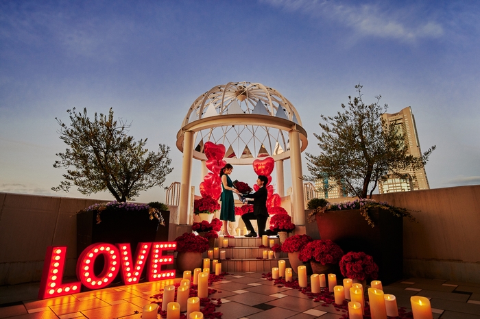 ルーフトップテラスでのプロポーズイメージ(キャンドル及びドラマティックローズ装飾付)