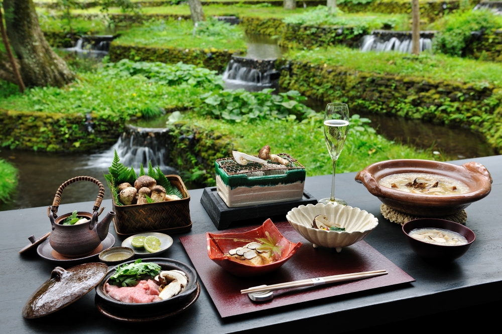 星のや軽井沢 テラス席で朝食から松茸とシャンパーニュを満喫!「松茸とシャンパーニュ朝食」今年も開催 期間:2020年9月10日~10月10日