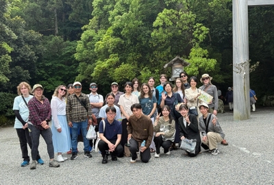 外宮鳥居前で記念撮影に臨む国際交流ゼミに参加した学生ら