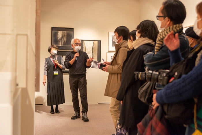 昨年のギャラリー・トークの様子 中央:瀬戸 正人