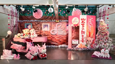 クリスマスデコレーションのイベントステージ